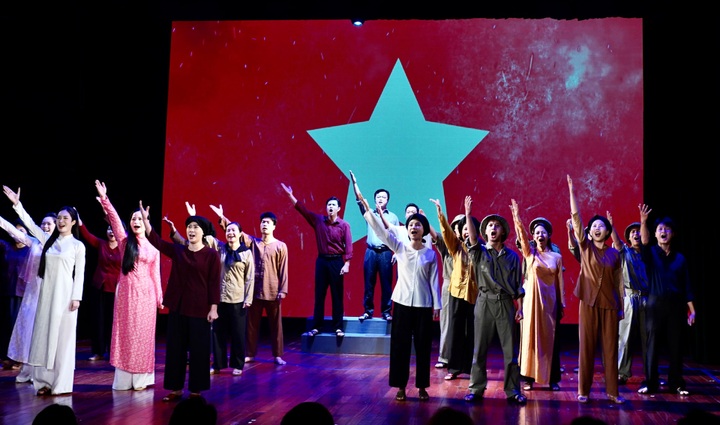 Làm mới câu chuyện cách mạng bằng ngôn ngữ nhạc kịch hiện đại - 2 Làm mới câu chuyện cách mạng bằng ngôn ngữ nhạc kịch hiện đại - 2