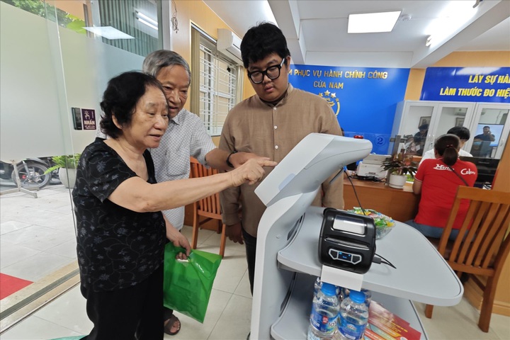 Hà Nội triển khai tiện ích miễn phí tại các TT phục vụ hành chính công - 1 Hà Nội triển khai tiện ích miễn phí tại các TT phục vụ hành chính công - 1