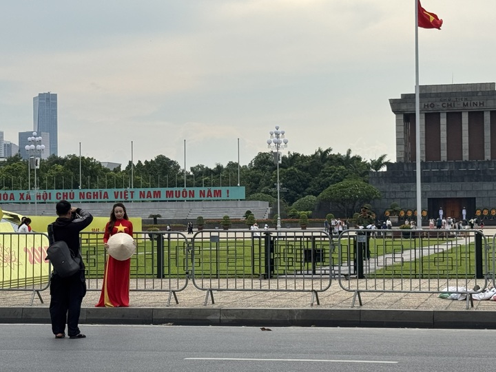 Gom sắc cờ cách mạng dưới trời thu Hà Nội - 2