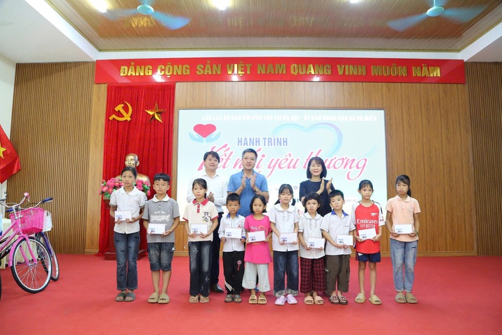 “Hành trình kết nối yêu thương” đến với học sinh nghèo vượt khó tại Phú Thọ - 3 “Hành trình kết nối yêu thương” đến với học sinh nghèo vượt khó tại Phú Thọ - 3