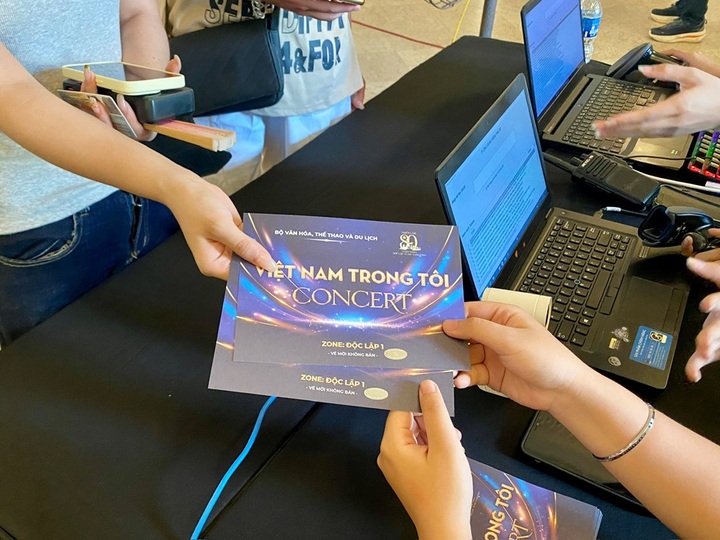 “Việt Nam trong tôi”: Trắng đêm xếp hàng nhận vé - 2 “Việt Nam trong tôi”: Trắng đêm xếp hàng nhận vé - 2