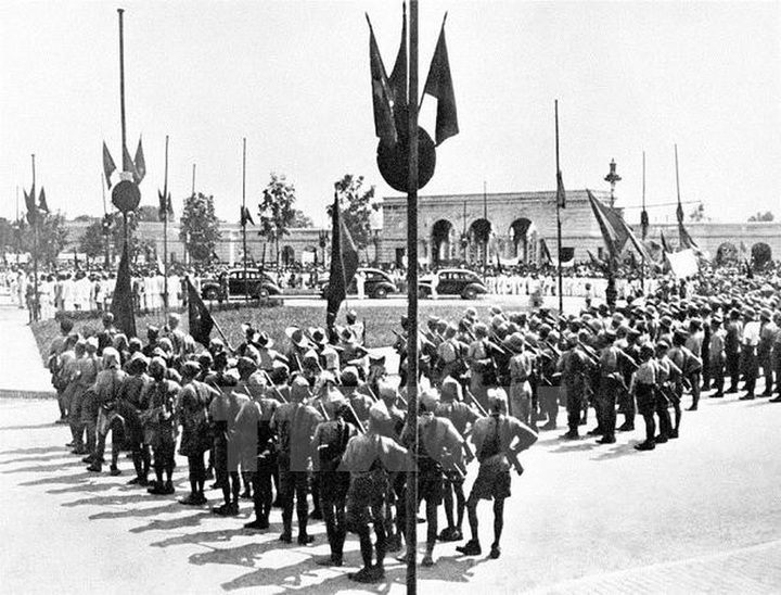 Hình ảnh ngày 2/9/1945: Bí ẩn về người cầm máy - 3 Hình ảnh ngày 2/9/1945: Bí ẩn về người cầm máy - 3