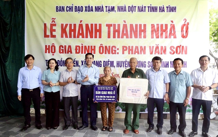 Ngành Nội vụ Hà Tĩnh 80 năm xây dựng và phát triển: Những dấu ấn nổi bật - 2 Ngành Nội vụ Hà Tĩnh 80 năm xây dựng và phát triển: Những dấu ấn nổi bật - 2