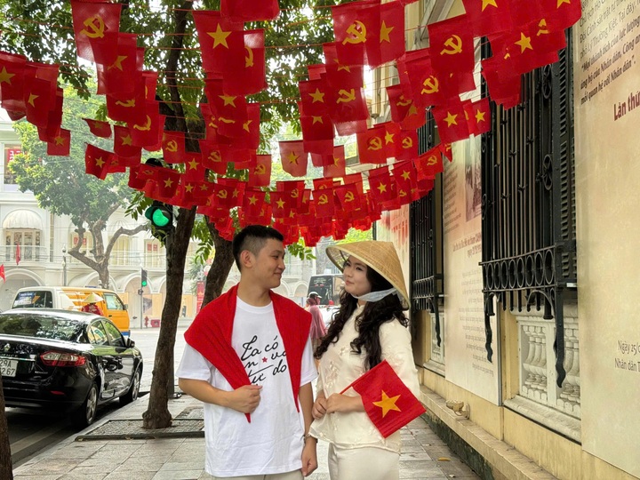 Gom sắc cờ cách mạng dưới trời thu Hà Nội - 1