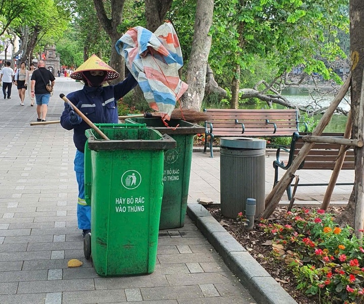 Tăng phí thu gom rác cần gắn với tăng chất lượng dịch vụ - 1 Tăng phí thu gom rác cần gắn với tăng chất lượng dịch vụ - 1