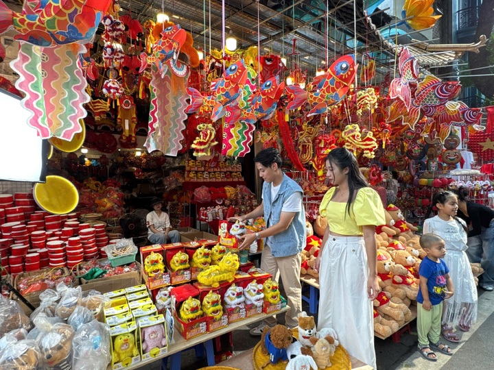 Hàng truyền thống chiếm ưu thế nơi Trung thu phố cổ - 2 Hàng truyền thống chiếm ưu thế nơi Trung thu phố cổ - 2