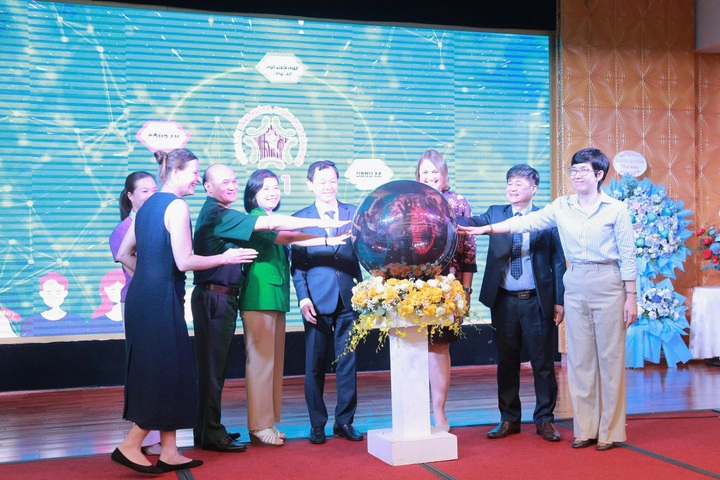 Khai trương Tổng đài 111 hỗ trợ nạn nhân mua bán người - 1 Khai trương Tổng đài 111 hỗ trợ nạn nhân mua bán người - 1