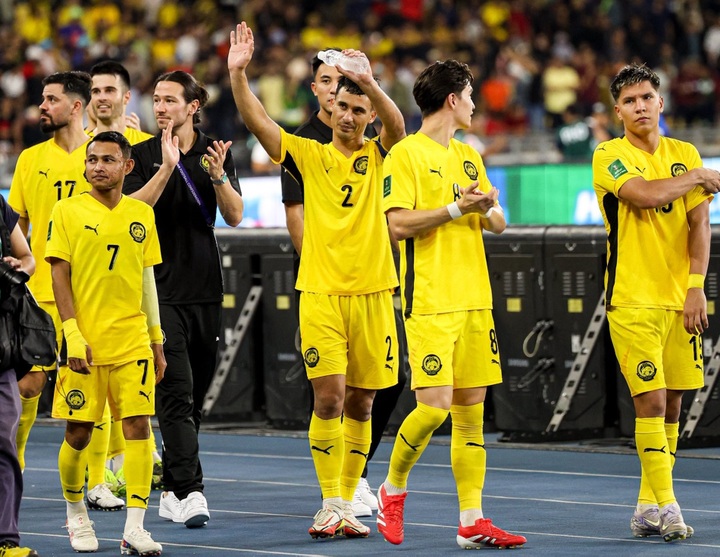 Malaysia bị phạt nặng, tuyển Việt Nam nhận quà - 1 Malaysia bị phạt nặng, tuyển Việt Nam nhận quà - 1