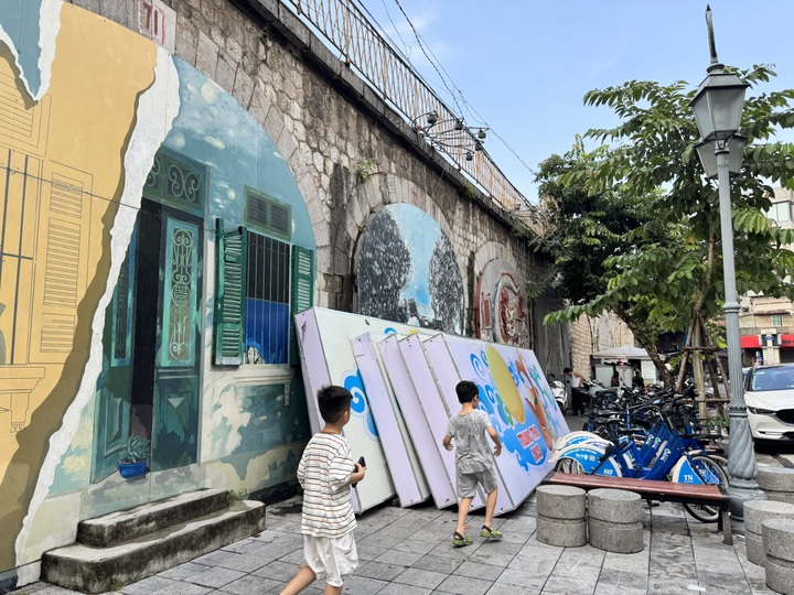 Báo động sự xuống cấp của phố bích họa Phùng Hưng - 1