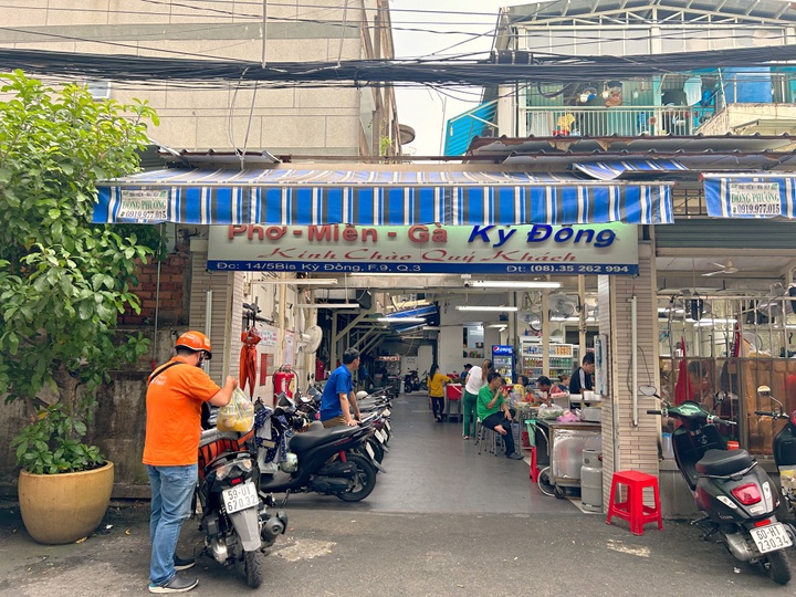 Phố vẫn hiền lành như xưa... - 3