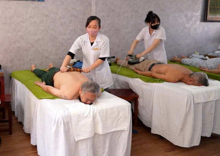 Quảng Ninh: Chăm lo vật chất, tinh thần, sức khỏe cho người có công - 2 Quảng Ninh: Chăm lo vật chất, tinh thần, sức khỏe cho người có công - 2