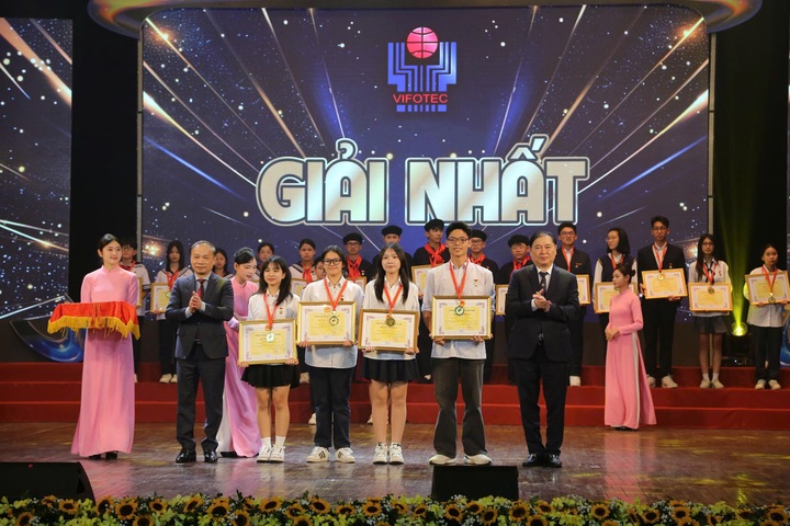 Trao giải cuộc thi sáng tạo thanh thiếu niên nhi đồng toàn quốc - 1