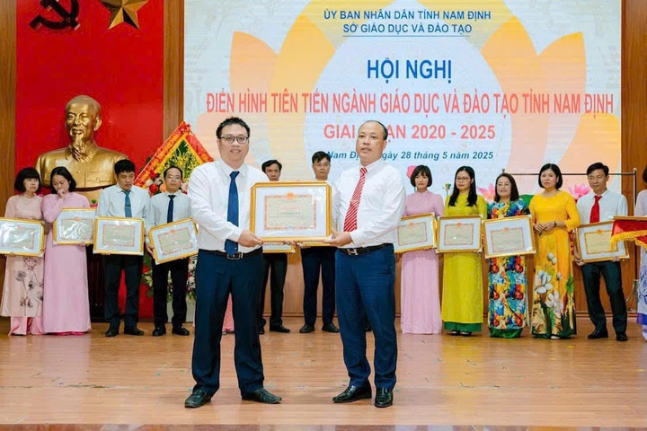 Người thầy của những “chuyến tàu” tri thức - 4