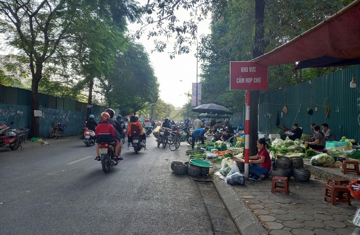 Hà Nội giải tỏa chợ cóc: Trật tự đô thị cần đi cùng sinh kế bền vững - 2