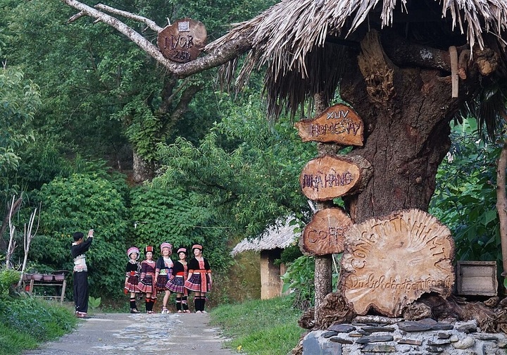 Đưa du khách đến với bản nghèo - 3