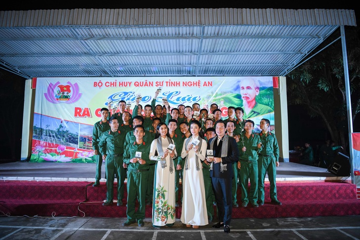 Huyền My, Ngọc Hân trao tặng 10.000 cuốn sách tới các chiến sĩ trẻ Nghệ An - Ảnh 6. Huyền My, Ngọc Hân trao tặng 10.000 cuốn sách tới các chiến sĩ trẻ Nghệ An - Ảnh 6.