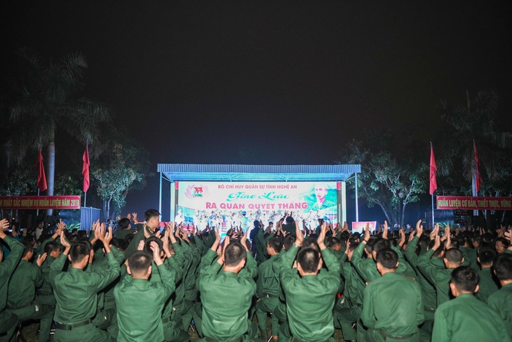 Huyền My, Ngọc Hân trao tặng 10.000 cuốn sách tới các chiến sĩ trẻ Nghệ An - Ảnh 7. Huyền My, Ngọc Hân trao tặng 10.000 cuốn sách tới các chiến sĩ trẻ Nghệ An - Ảnh 7.