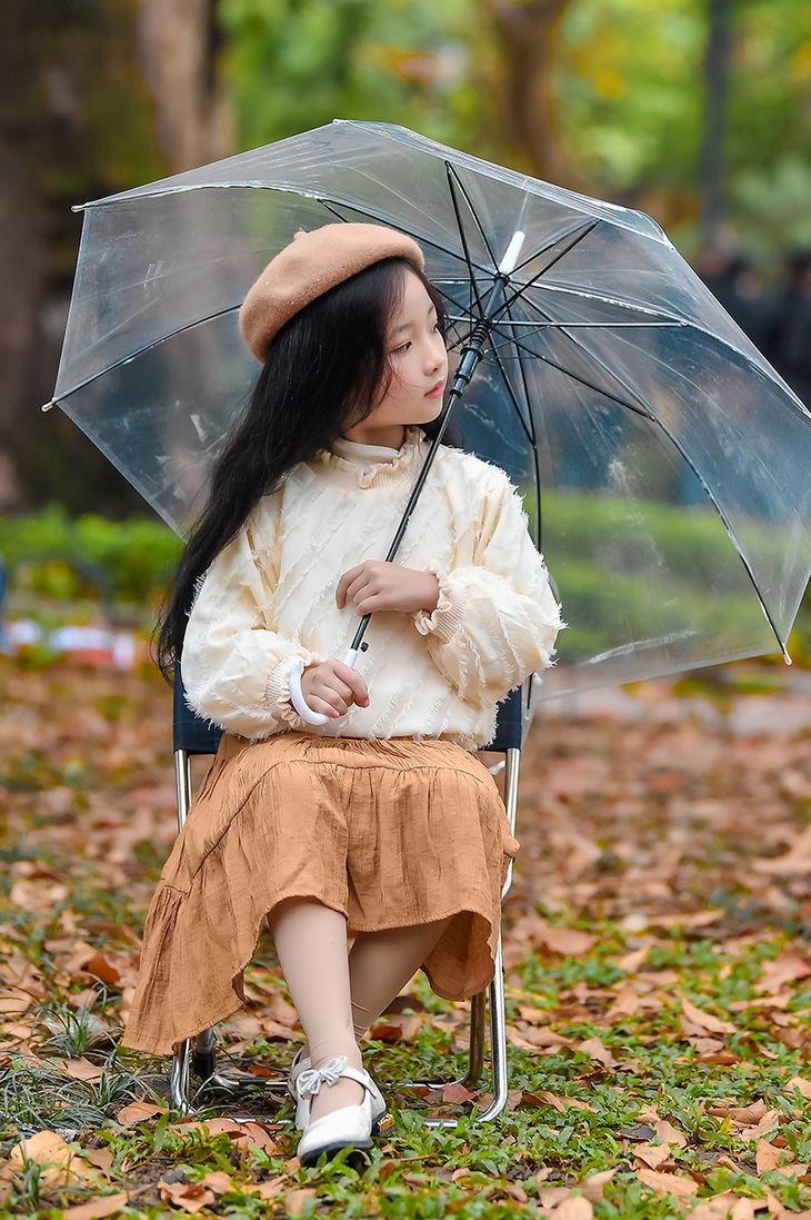 Gặp lại em bé Hà Nội xinh như búp bê trên phố mùa thay lá - Ảnh 3. Gặp lại em bé Hà Nội xinh như búp bê trên phố mùa thay lá - Ảnh 3.
