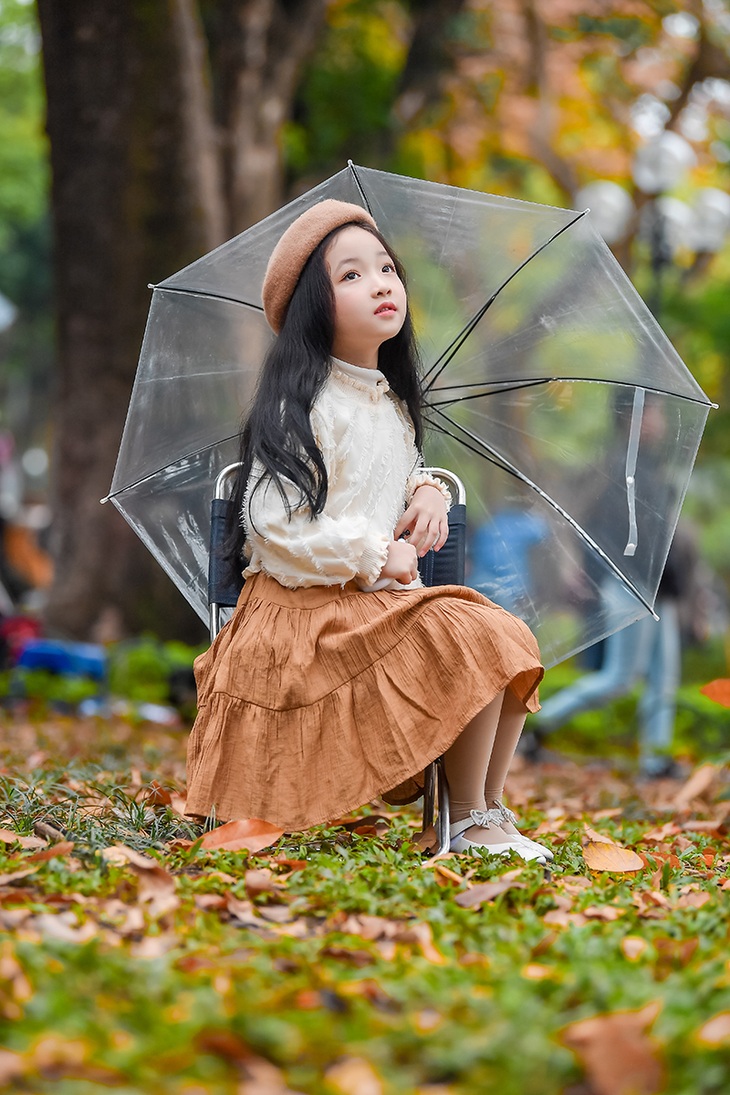 Gặp lại em bé Hà Nội xinh như búp bê trên phố mùa thay lá - Ảnh 5. Gặp lại em bé Hà Nội xinh như búp bê trên phố mùa thay lá - Ảnh 5.