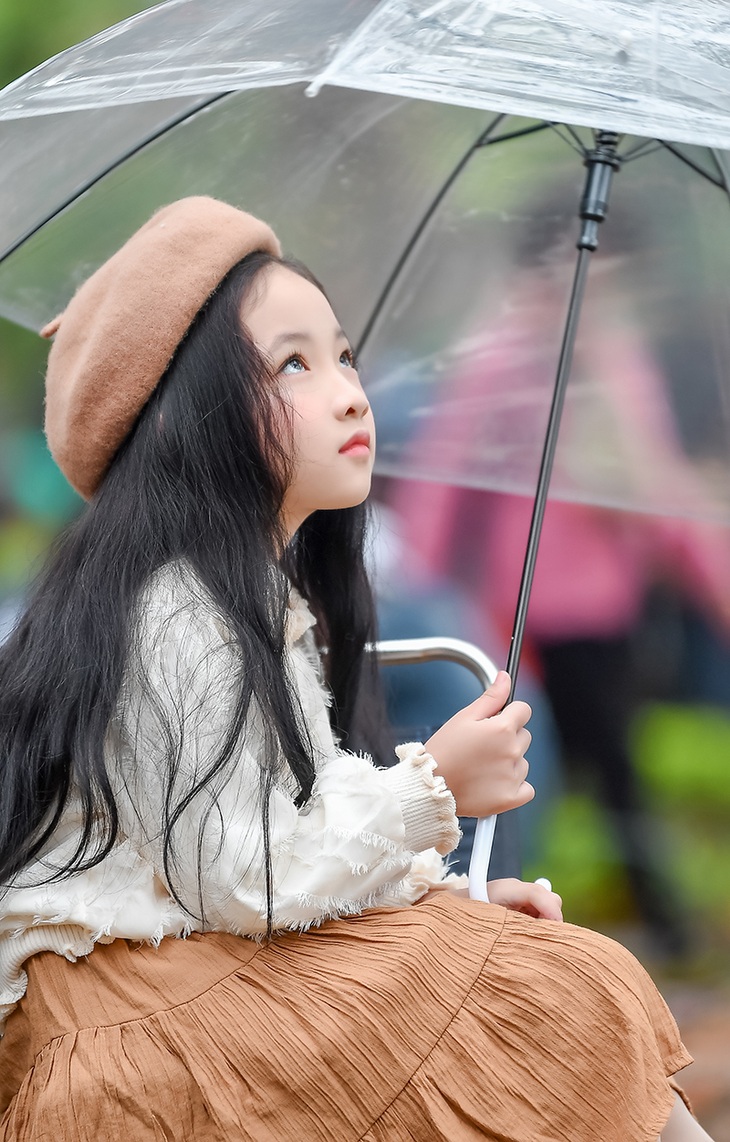 Gặp lại em bé Hà Nội xinh như búp bê trên phố mùa thay lá - Ảnh 6. Gặp lại em bé Hà Nội xinh như búp bê trên phố mùa thay lá - Ảnh 6.