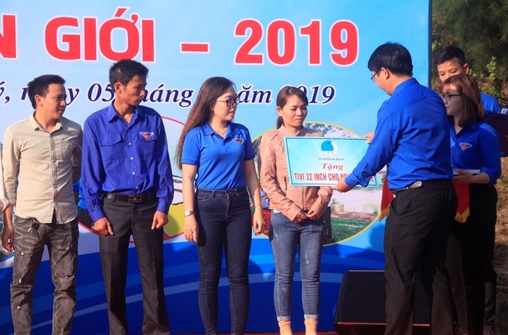 Thanh niên Bình Định hành động vì sự sống của biển - Ảnh 1. Thanh niên Bình Định hành động vì sự sống của biển - Ảnh 1.