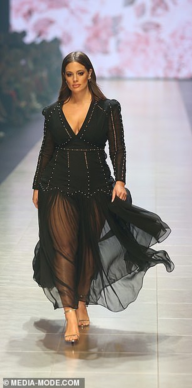 Siêu mẫu Ashley Graham nóng bỏng với váy xuyên thấu - Ảnh 6. Siêu mẫu Ashley Graham nóng bỏng với váy xuyên thấu - Ảnh 6.