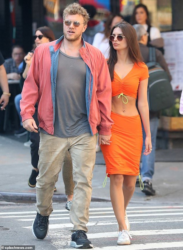 Emily Ratajkowski khoe eo nhỏ xíu trên phố - Ảnh 3. Emily Ratajkowski khoe eo nhỏ xíu trên phố - Ảnh 3.