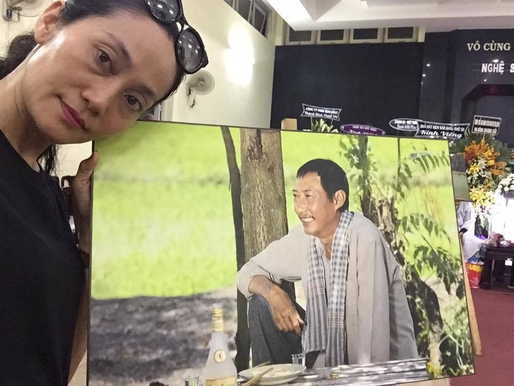 NSƯT Kim Xuân, Lê Thiện... khóc nức nở khi đến viếng Lê Bình - Ảnh 18. NSƯT Kim Xuân, Lê Thiện... khóc nức nở khi đến viếng Lê Bình - Ảnh 18.