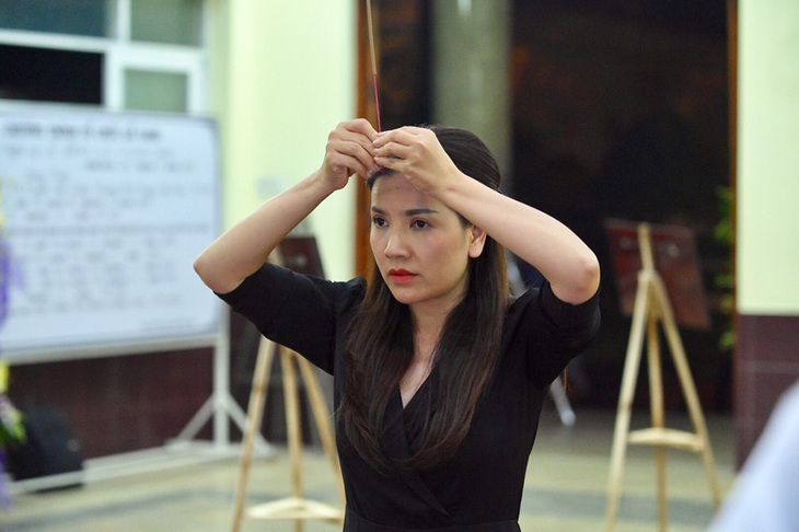 NSƯT Kim Xuân, Lê Thiện... khóc nức nở khi đến viếng Lê Bình - Ảnh 15. NSƯT Kim Xuân, Lê Thiện... khóc nức nở khi đến viếng Lê Bình - Ảnh 15.