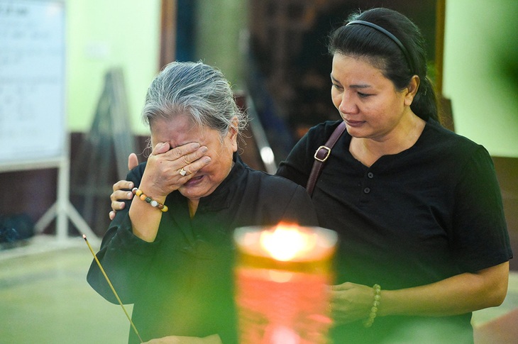 NSƯT Kim Xuân, Lê Thiện... khóc nức nở khi đến viếng Lê Bình - Ảnh 11. NSƯT Kim Xuân, Lê Thiện... khóc nức nở khi đến viếng Lê Bình - Ảnh 11.