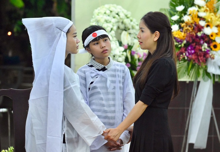 NSƯT Kim Xuân, Lê Thiện... khóc nức nở khi đến viếng Lê Bình - Ảnh 16. NSƯT Kim Xuân, Lê Thiện... khóc nức nở khi đến viếng Lê Bình - Ảnh 16.