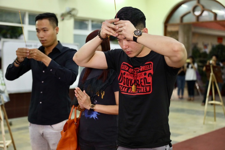 NSƯT Kim Xuân, Lê Thiện... khóc nức nở khi đến viếng Lê Bình - Ảnh 23. NSƯT Kim Xuân, Lê Thiện... khóc nức nở khi đến viếng Lê Bình - Ảnh 23.