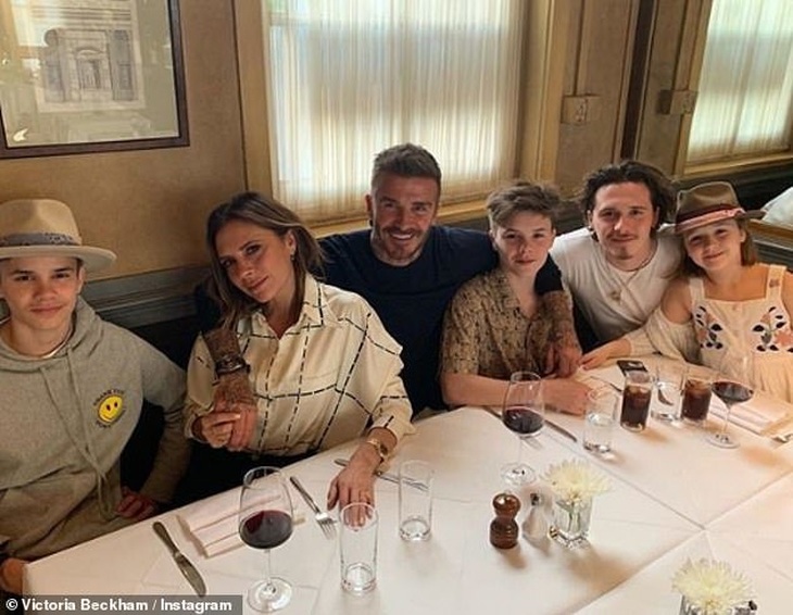 David Beckham đón sinh nhật ấm áp bên vợ con - Ảnh 1.