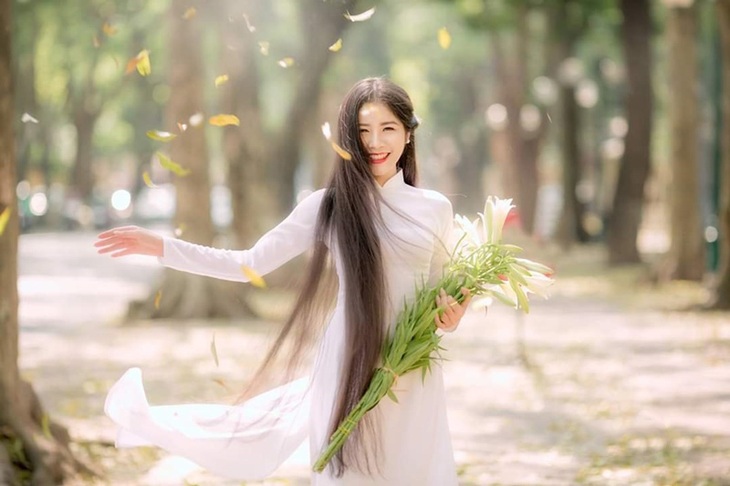 Ngẩn ngơ trước vẻ xinh đẹp của nữ sinh Văn hóa sở hữu mái tóc dài 1m35 - Ảnh 1. Ngẩn ngơ trước vẻ xinh đẹp của nữ sinh Văn hóa sở hữu mái tóc dài 1m35 - Ảnh 1.