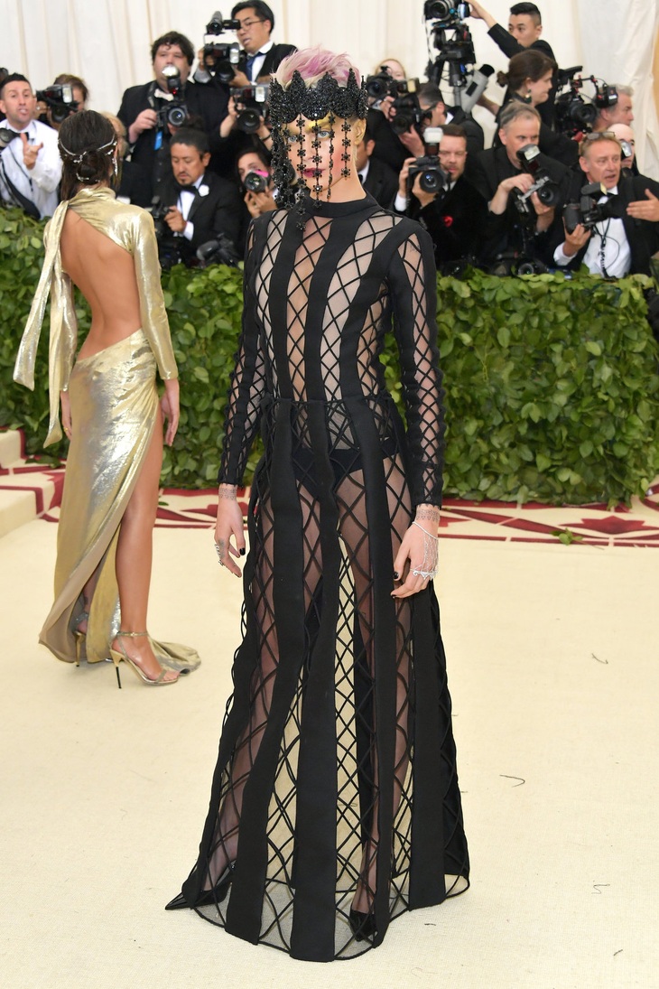 Những bộ đầm táo bạo nhất từng xuất hiện tại “đại tiệc thời trang” Met Gala - Ảnh 18. Những bộ đầm táo bạo nhất từng xuất hiện tại “đại tiệc thời trang” Met Gala - Ảnh 18.