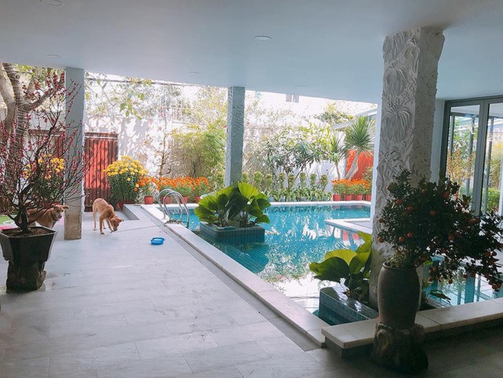 Ngắm căn biệt thự sang trọng ngập tràn hoa lá của Hồ Ngọc Hà - Ảnh 2. Ngắm căn biệt thự sang trọng ngập tràn hoa lá của Hồ Ngọc Hà - Ảnh 2.