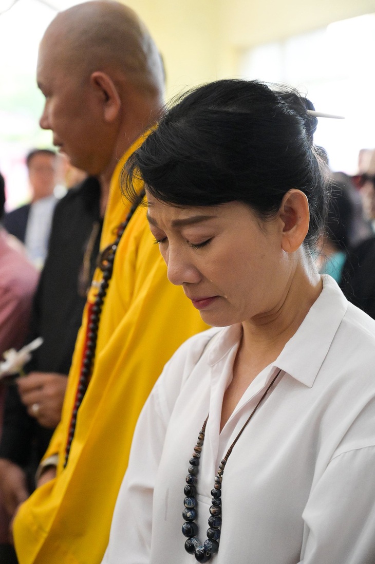 Đồng nghiệp tiễn đưa nghệ sĩ Lê Bình về nơi an nghỉ cuối cùng - Ảnh 8. Đồng nghiệp tiễn đưa nghệ sĩ Lê Bình về nơi an nghỉ cuối cùng - Ảnh 8.