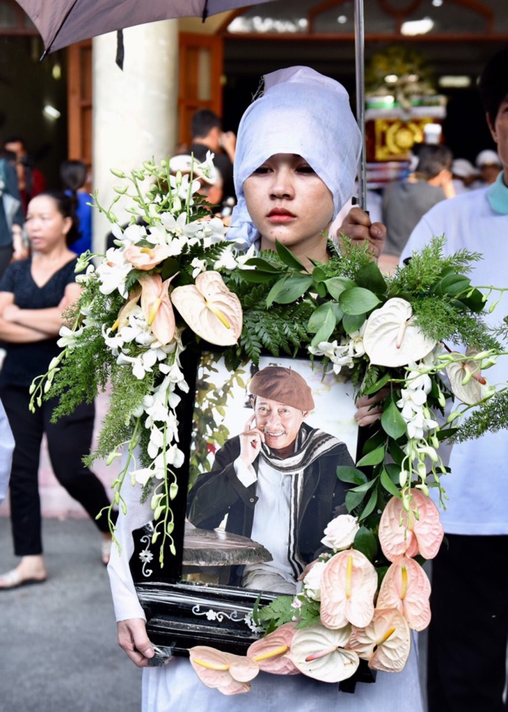 Đồng nghiệp tiễn đưa nghệ sĩ Lê Bình về nơi an nghỉ cuối cùng - Ảnh 12. Đồng nghiệp tiễn đưa nghệ sĩ Lê Bình về nơi an nghỉ cuối cùng - Ảnh 12.