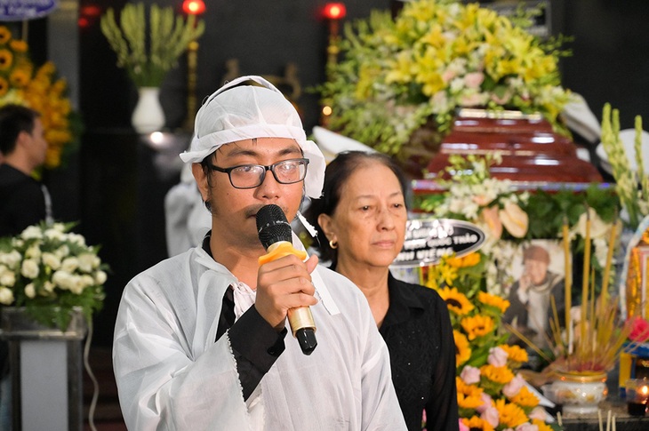 Đồng nghiệp tiễn đưa nghệ sĩ Lê Bình về nơi an nghỉ cuối cùng - Ảnh 2. Đồng nghiệp tiễn đưa nghệ sĩ Lê Bình về nơi an nghỉ cuối cùng - Ảnh 2.