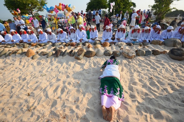 Đặc sắc lễ tảo mộ trong ngày hội Ramưwan của người Chăm - Ảnh 15.