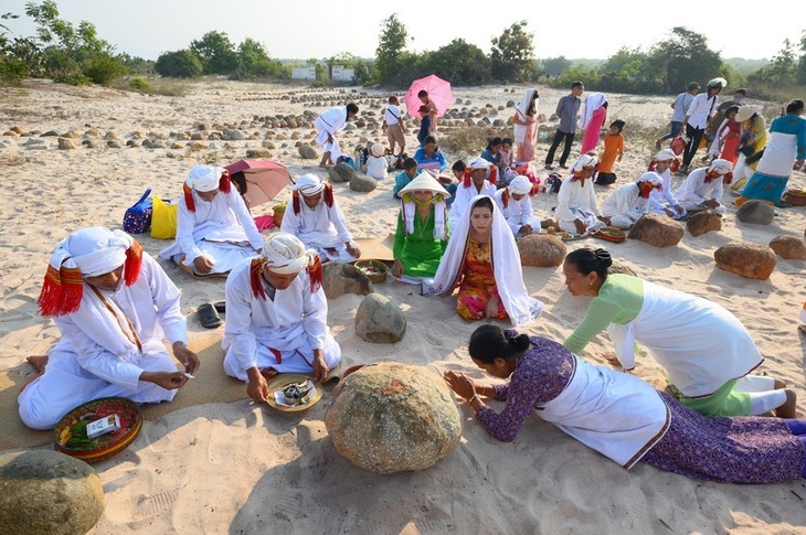 Đặc sắc lễ tảo mộ trong ngày hội Ramưwan của người Chăm - Ảnh 16.