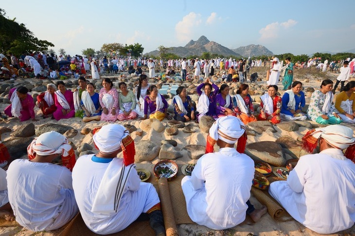 Đặc sắc lễ tảo mộ trong ngày hội Ramưwan của người Chăm - Ảnh 7.