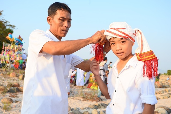 Đặc sắc lễ tảo mộ trong ngày hội Ramưwan của người Chăm - Ảnh 11.