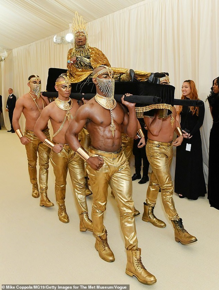 Sao nam hóa nữ hoàng Cleopatra dự Met gala - Ảnh 2. Sao nam hóa nữ hoàng Cleopatra dự Met gala - Ảnh 2.
