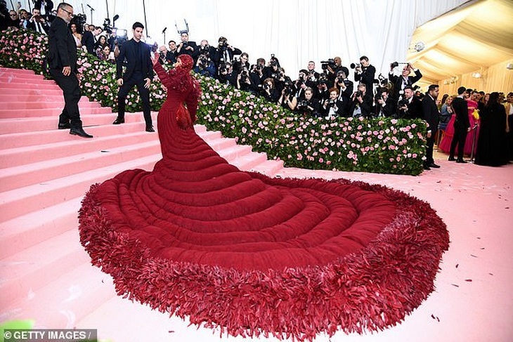 Cardi B gây choáng với váy siêu cầu kỳ - Ảnh 11. Cardi B gây choáng với váy siêu cầu kỳ - Ảnh 11.