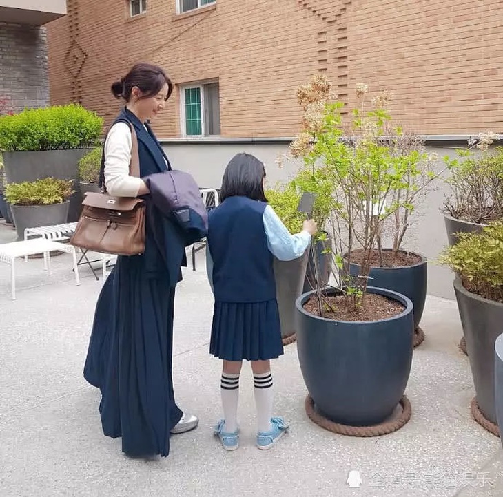 Vẻ đẹp vượt thời gian cùng cuộc hôn nhân bí ẩn bên ông xã hơn 20 tuổi của Nàng Dae Jang Geum Lee Young Ae - Ảnh 14. Vẻ đẹp vượt thời gian cùng cuộc hôn nhân bí ẩn bên ông xã hơn 20 tuổi của Nàng Dae Jang Geum Lee Young Ae - Ảnh 14.