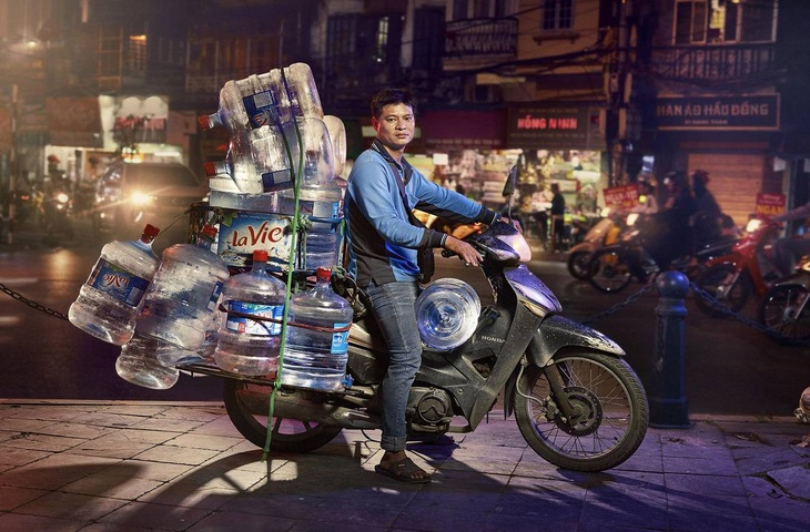 Phóng viên nước ngoài choáng trước những siêu xe trên đường phố Hà Nội - Ảnh 4. Phóng viên nước ngoài choáng trước những siêu xe trên đường phố Hà Nội - Ảnh 4.