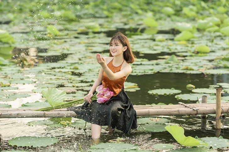 Thiếu nữ quê quan họ Bắc Ninh tinh khôi bên hoa sen - Ảnh 9. Thiếu nữ quê quan họ Bắc Ninh tinh khôi bên hoa sen - Ảnh 9.