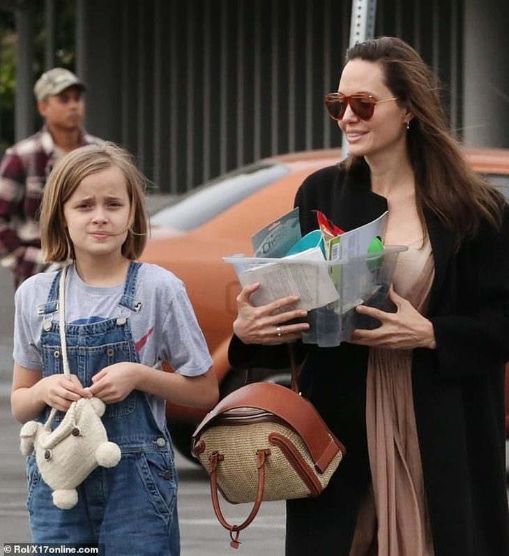 Angelina Jolie đưa con đi chơi phố, Rihanna gợi cảm quảng cáo nội y - Ảnh 2. Angelina Jolie đưa con đi chơi phố, Rihanna gợi cảm quảng cáo nội y - Ảnh 2.