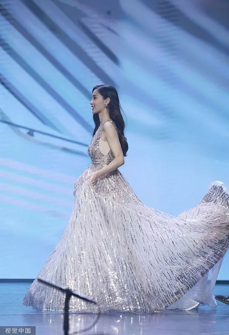 Huỳnh Hiểu Minh nâng váy cho Angelababy, đập tan tin đồn ly hôn - Ảnh 5.